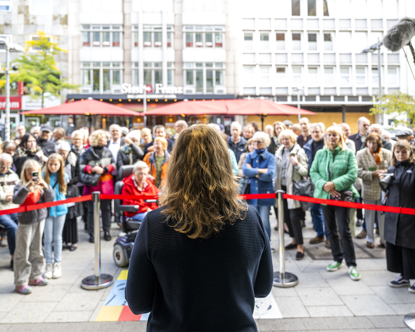 Eröffnung im Stadtraum Hannover: Die Direktorin spricht vor großem Publikum beim Projekt „Hannover Kiosk“ des Historischen Museums Hannover.