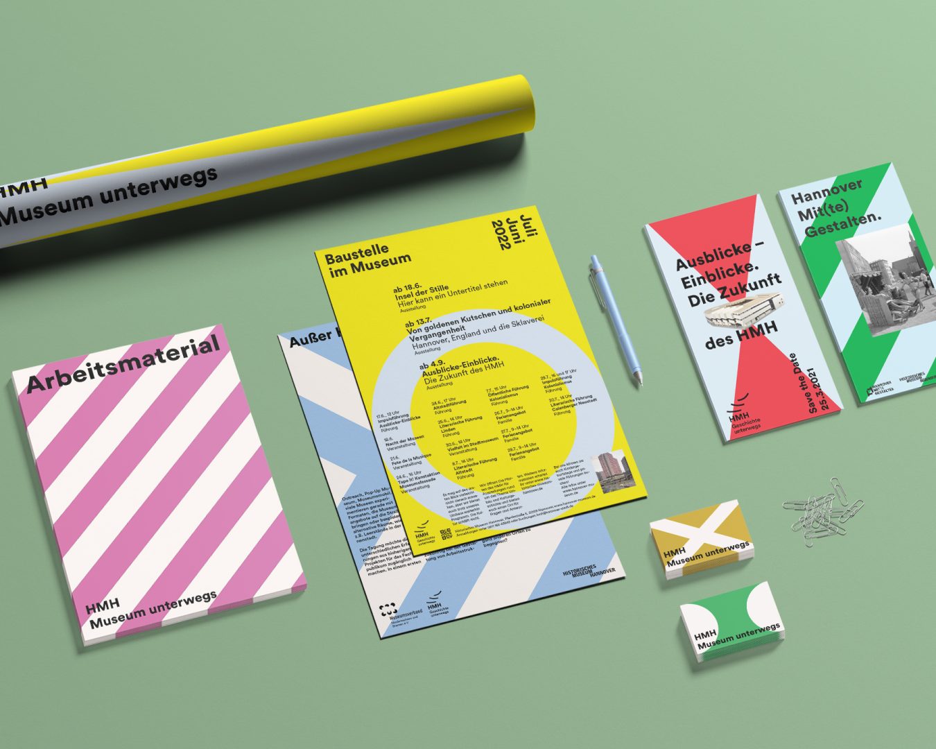 Werbemedien des Projekts „HMH Museum unterwegs“: Plakate, Flyer, Arbeitsheft und Branding mit Farbflächen und klarer Typografie auf grünem Untergrund.