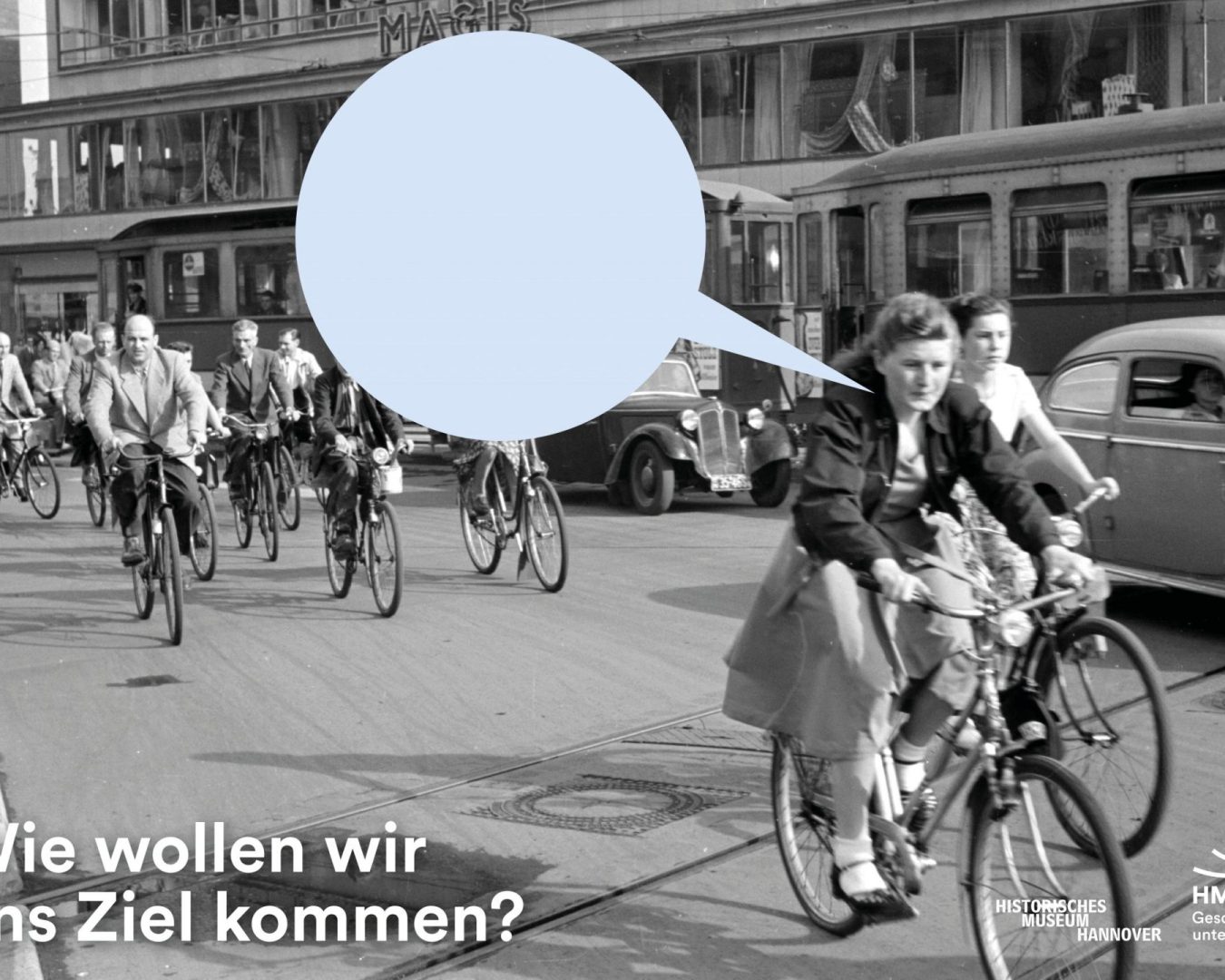 Historisches Motiv aus Hannover: Fahrradfahrer_innen in den 1950er Jahren mit Sprechblase und Frage „Wie wollen wir ans Ziel kommen?“