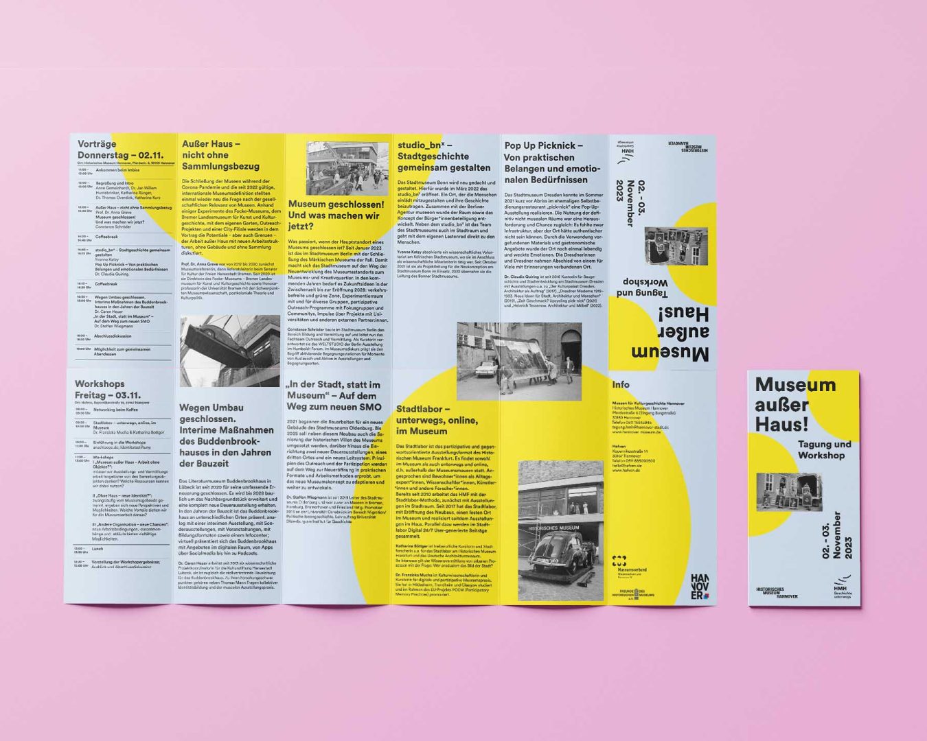 Programmheft für die Tagung "Museum außer Haus" im ausgeklappten und zusammengefaltete Zustand mit Veranstaltungshinweisen auf rosa Hintergrund.