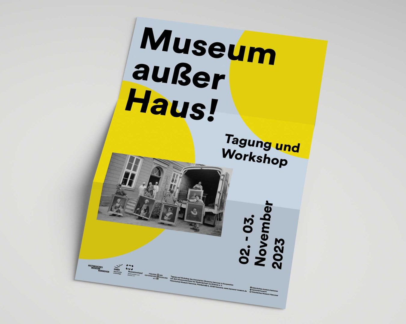 Flyerdesign für die Tagung mit dem Titel „Museum außer Haus!“, die für November 2023 geplant ist. Der Flyer hat gelbe Kreise auf hellblauem Hintergrund auf dem Cover.