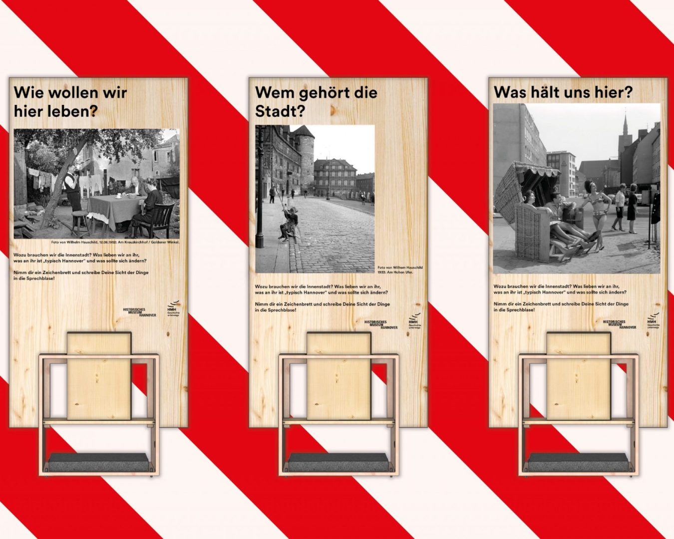 Schematische Abbildung von drei Holzaufstellern des outdoor-Ausstellungsformates. In einen Holzkubus sind Holztafeln gesteckt. Auf den Holztafeln befinden sich Historische Fotos mit jeweils einer Fragestellung. Die drei Aufsteller befinden sich auf rot-weiß-gestreiftem Hintergrund.
