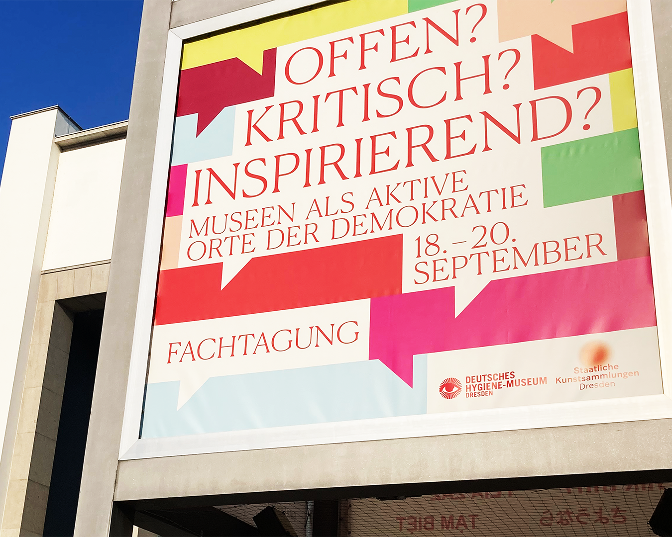 Ansicht eines großen Außenbanners bzgl. einer Fachtagung des Deutschen Hygiene Museums zum Thema „Offen? Kristisch? Inspirierend? – Museen als aktive Orte der Demokratie“