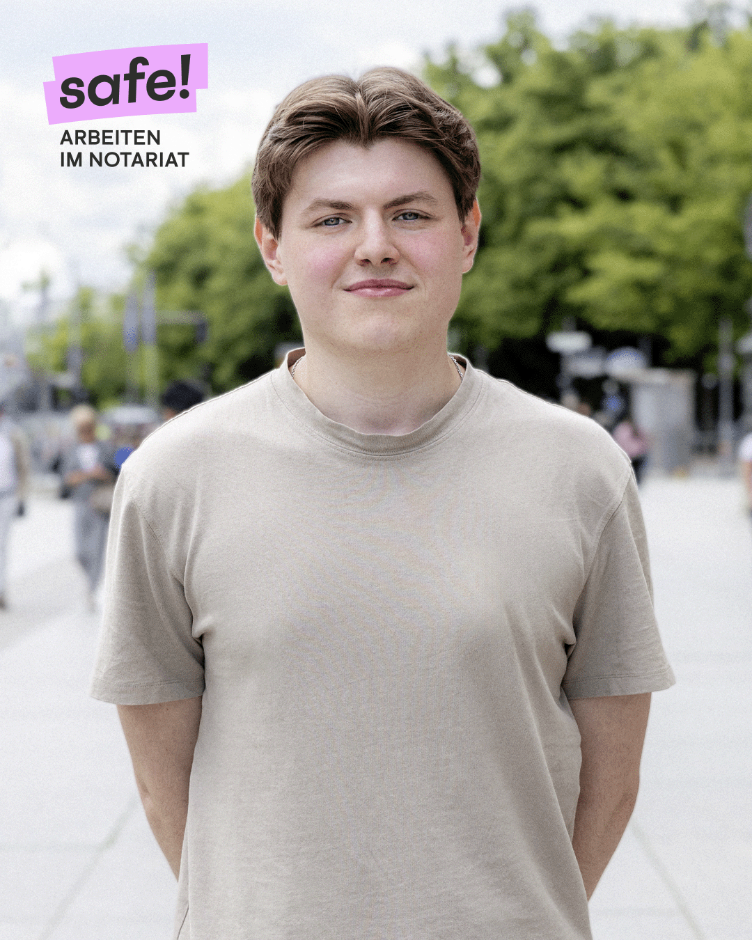 Eine Person im T-Shirt steht auf einem Platz und schaut freundlich und selbstbewusst in die Kamera. Oben links steht das Kampagnenlogo safe! Arbeiten im Notariat