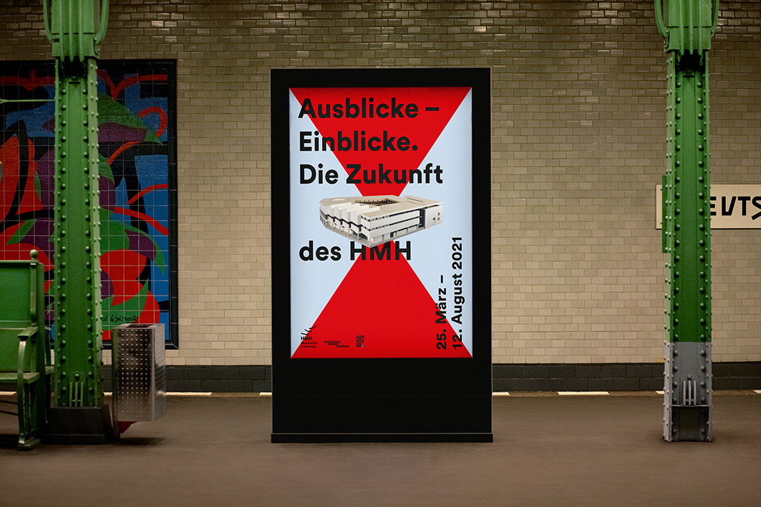 Plakatdesign für eine Sonderausstellung im Design von "Geschichte unterwegs" mit dem Titel "Ausblicke - Einblicke. Die Zukunft des HMH". Das Design sind zwei rote Dreiecke von oben und unten die mit der Spitze aufeinandertreffen und zwei hellblauen Dreiecken die von links und rechts das Bild begrenzen und mit der Spitze in der MItte aufeinander treffen. Im Zentrum des Bildes ist ein Modell des HMH abgebildet.