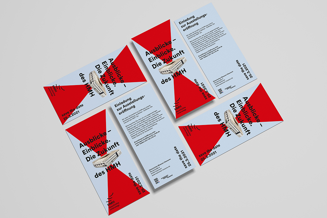 Design der EInladungskarte im DIN lang Format für die Sonderausstellung im Design von "Geschichte unterwegs" mit dem Titel "Ausblicke - Einblicke. Die Zukunft des HMH". Das Design sind zwei rote Dreiecke von oben und unten die mit der Spitze aufeinandertreffen und zwei hellblauen Dreiecken die von links und rechts das Bild begrenzen und mit der Spitze in der MItte aufeinander treffen. Im Zentrum des Bildes ist ein Modell des HMH abgebildet.