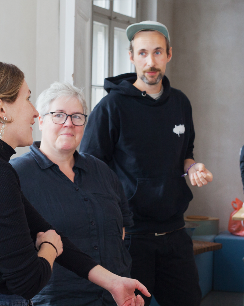 Drei Personen unterhalten sich