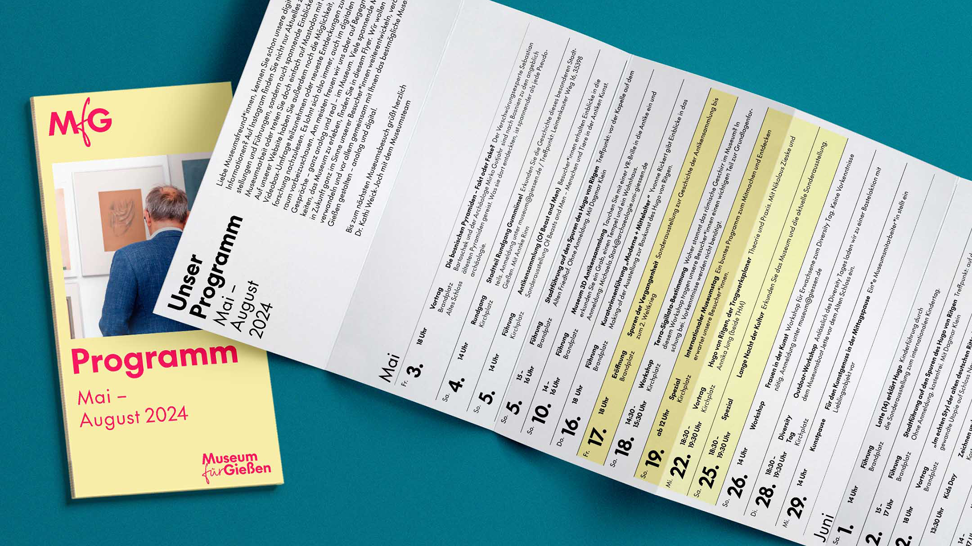 Programmbroschüre des Museums für Gießen für Mai bis August 2024. Auf dem Cover, gelber Hintergrund mit pinkem „MfG“-Logo, ein Foto eines älteren Mannes, der ein Kunstwerk betrachtet. Daneben die aufgeklappte Innenseite mit einer Übersicht der Veranstaltungen in Tabellenform: links ein Begrüßungstext, rechts eine chronologische Liste mit Terminen und Hervorhebungen in Gelb.