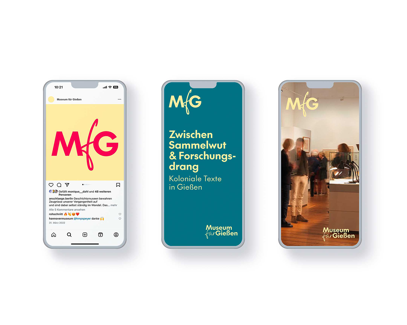Darstellung von drei Smartphone-Screens mit Social-Media-Inhalten des Museums für Gießen. Links: ein Instagram-Post mit gelbem Hintergrund und rotem „MfG“-Logo. Mitte: ein Story-Design mit türkisfarbenem Hintergrund und gelber Schrift „Zwischen Sammelwut & Forschungsdrang – Koloniale Texte in Gießen“. Rechts: Foto einer Museumsausstellung mit Besucher*innen in unscharfer Bewegung, im Vordergrund Vitrinen, oben links das „MfG“-Logo in Gelb.