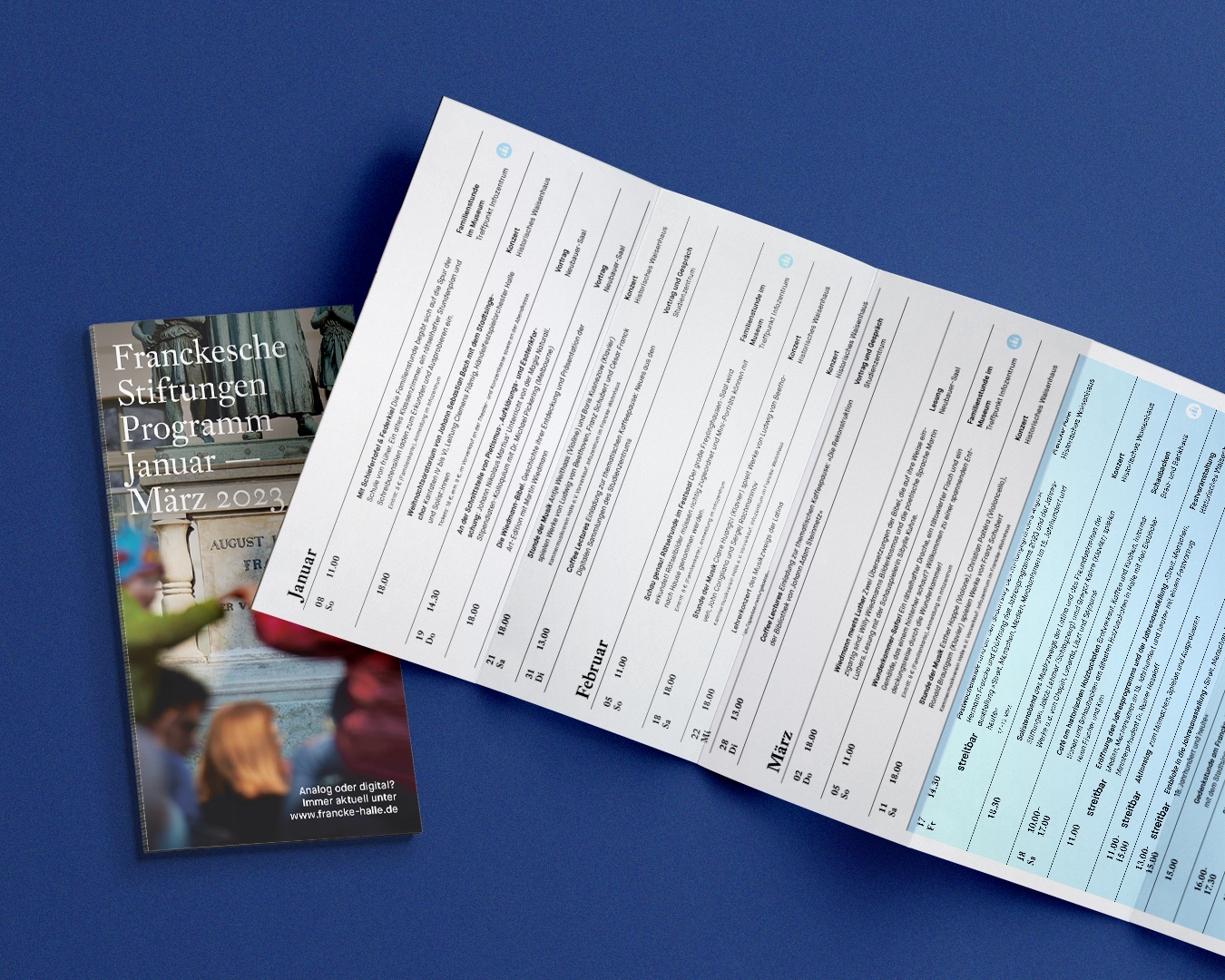 Flyer und Innenansicht des Flyers. Auflistung des Programms.