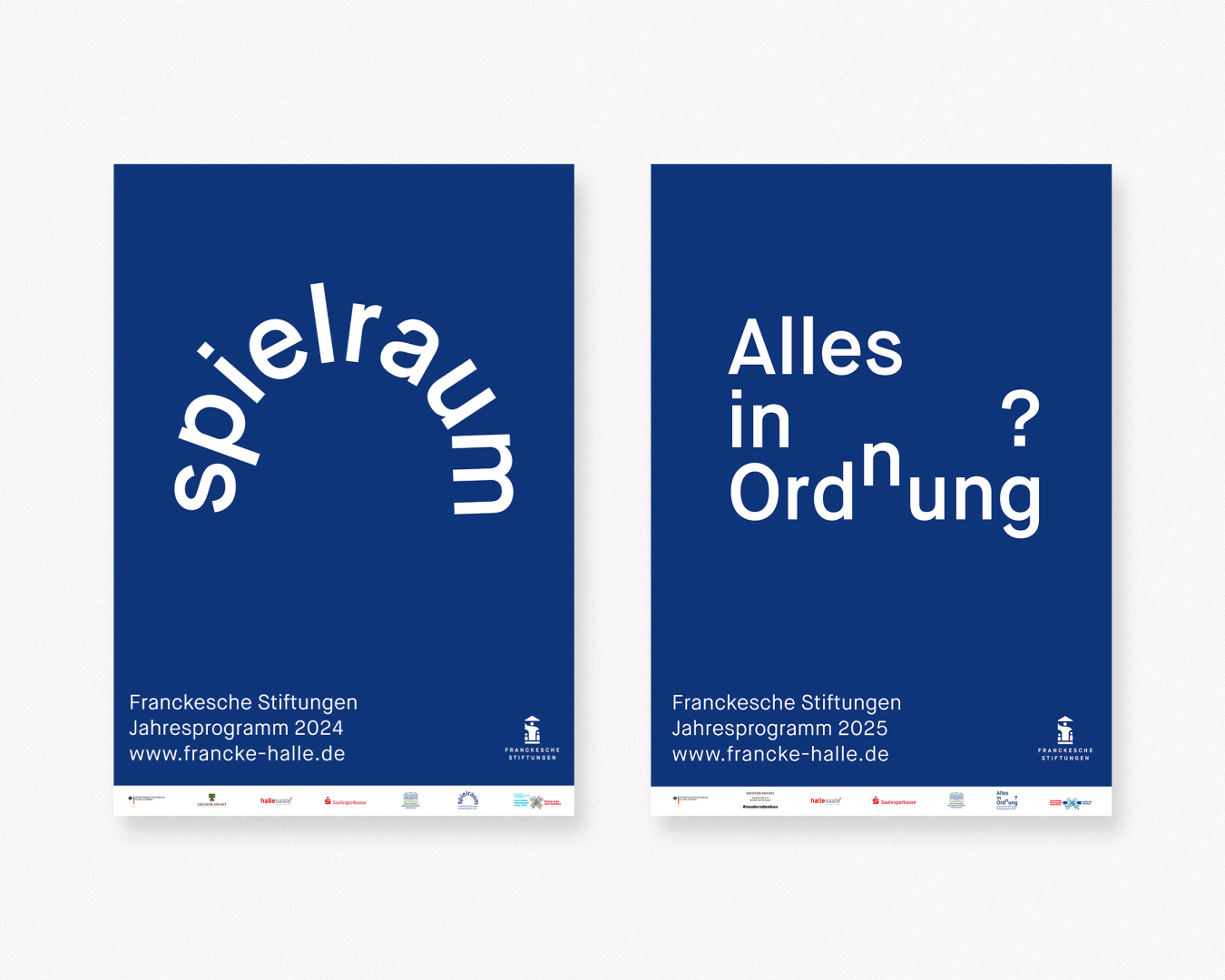 Ansicht von Plakaten mit Jahresmotto. Weiße Schrift auf blauen Hintergrund. Jahresprogramm 2024 und 2025.