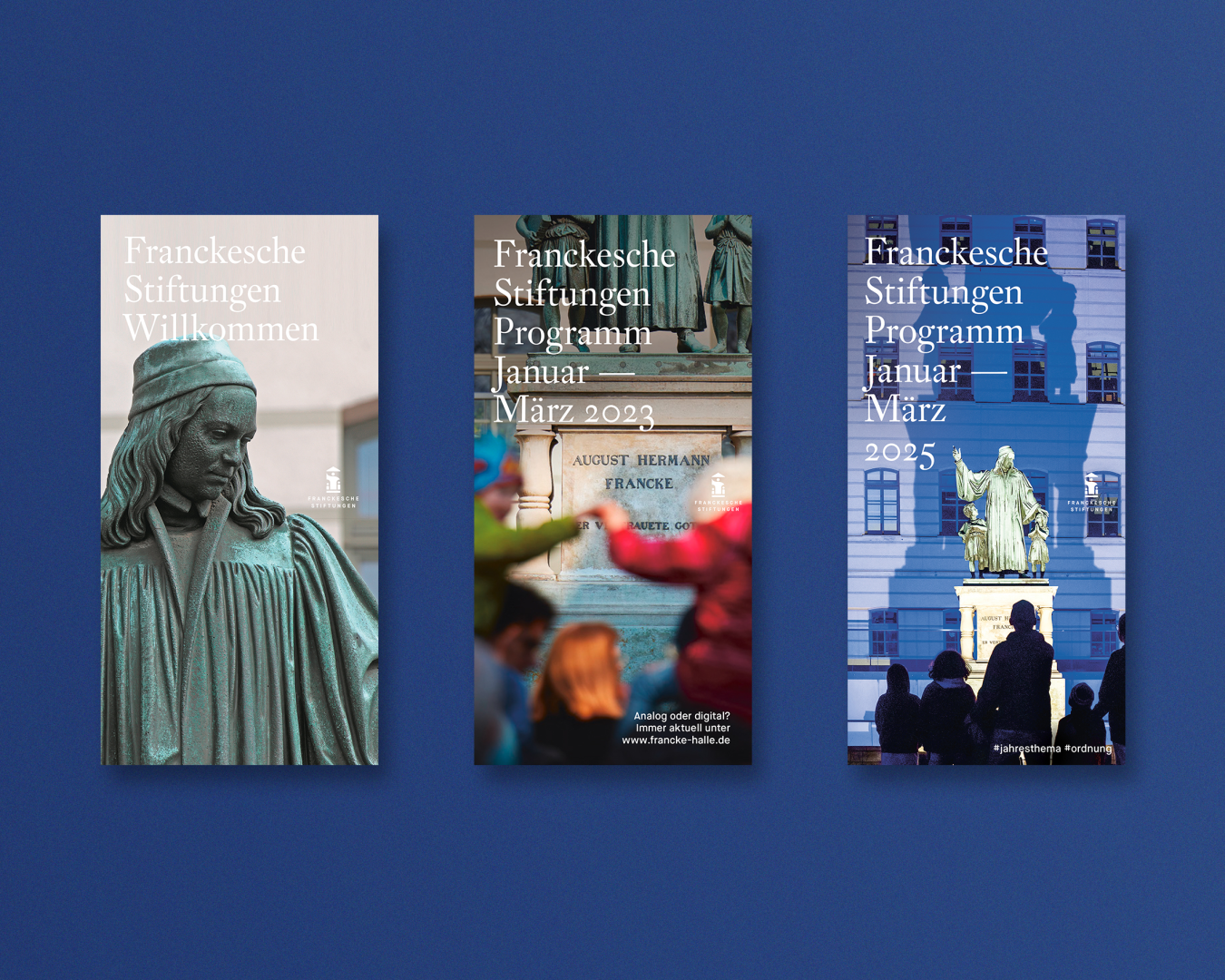 Ansicht von drei verschiedenen Leporelli von den Frankeschen Stiftungen (ein Infoflyer und zwei Monatsprogramme). Weißer Text auf Fotomotiv.