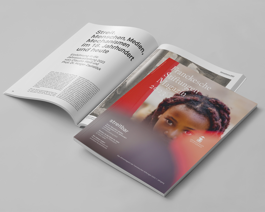 Magazin Cover und Aufschlagseite. Mädchen mit unscharfen Objekten iom Vordergrund.