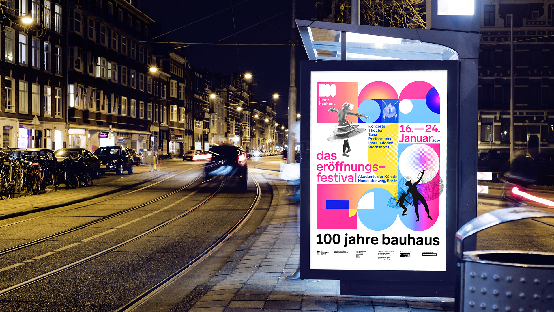 Bushaltestelle mit City-Light-Poster an einer Straße.
