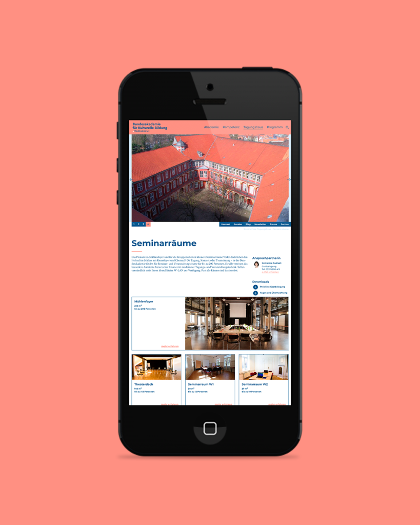 Ein Smartphone mit der Website der Bundesakademie für Kulturelle Bildung