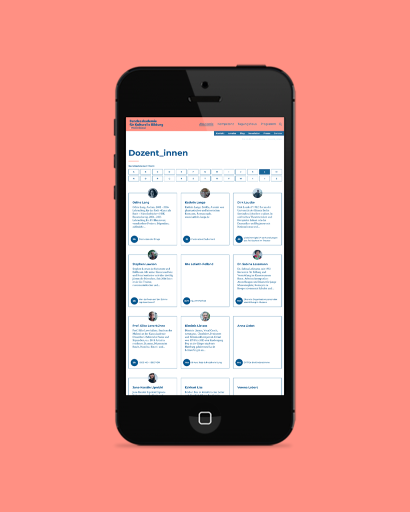 Ein Smartphone mit der Website der Bundesakademie für Kulturelle Bildung