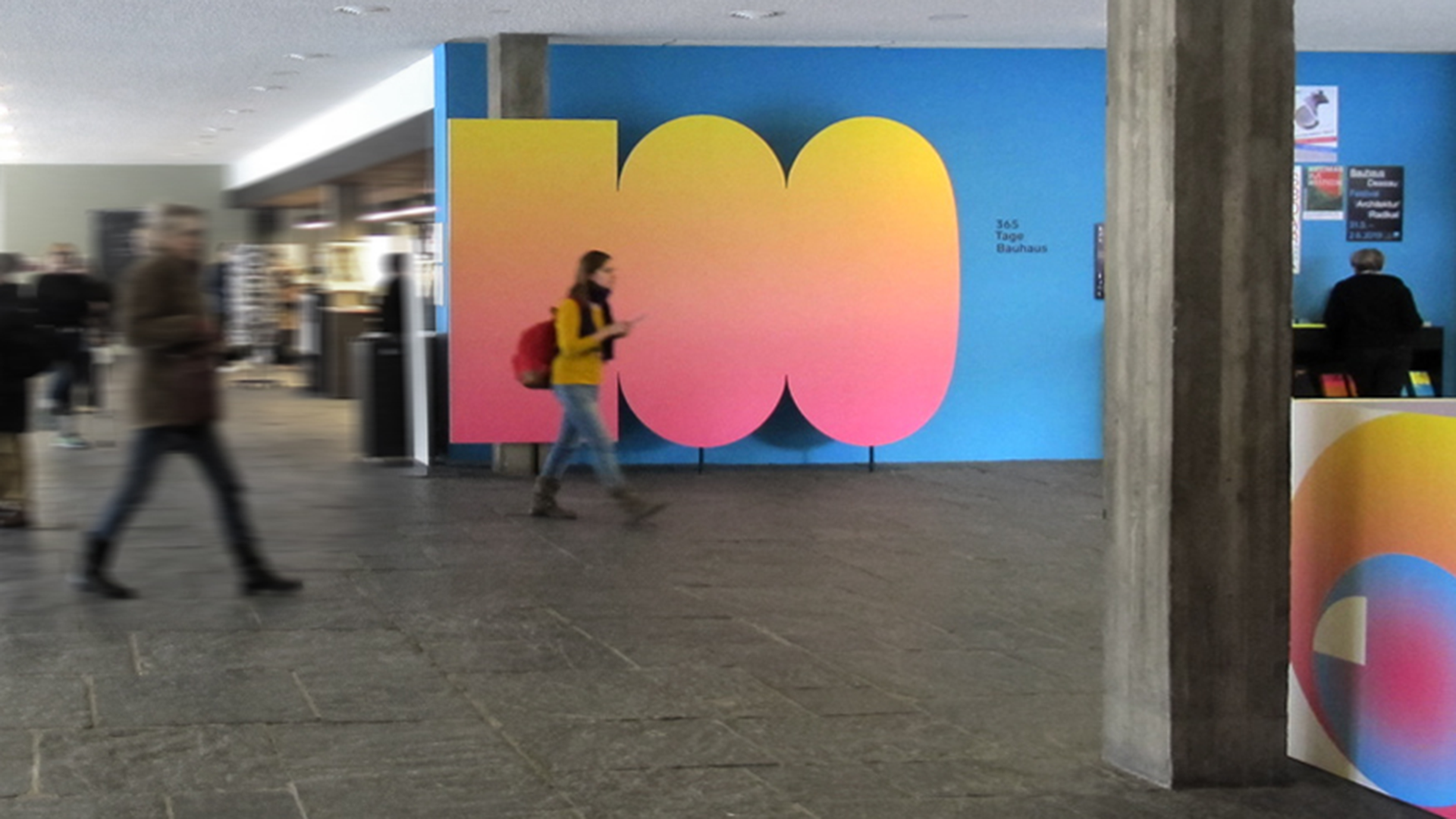 Ausstellungsraum mit Menschen