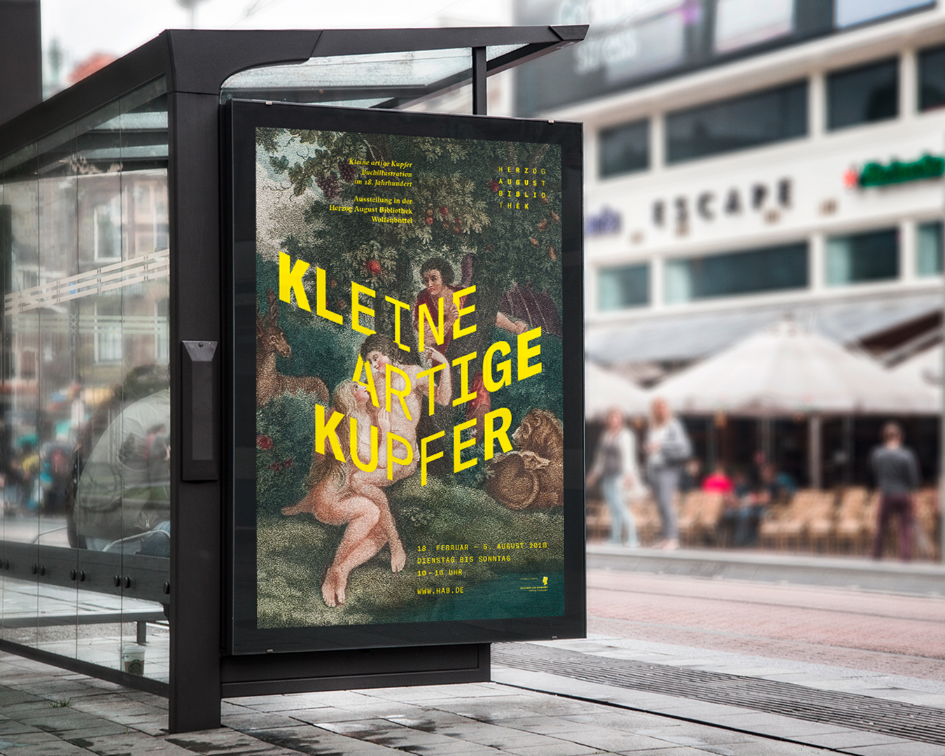 Plakatansicht im Stadtraum an Haltestelle: „Kleine Artige Kupfer“