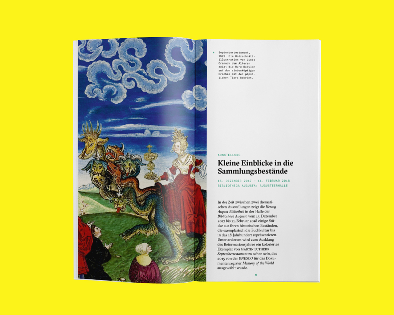 Eine aufgeschlagene Broschüre vor gelbem Hintergrund. Links eine historische Malerei, rechts Programmtext