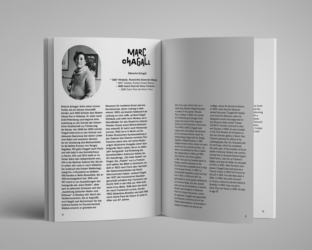 Broschüre mit aufgeschlagenen Innenseiten und der Überschrift „Marc Chagall“, Schwarz auf weißem Papier vor grauem Hintergrund