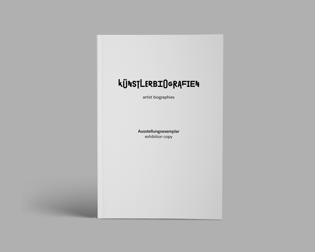 Broschüre mit Umschlag „Künstlerbiografien“, Schwarz auf weißem Papier vor grauem Hintergrund