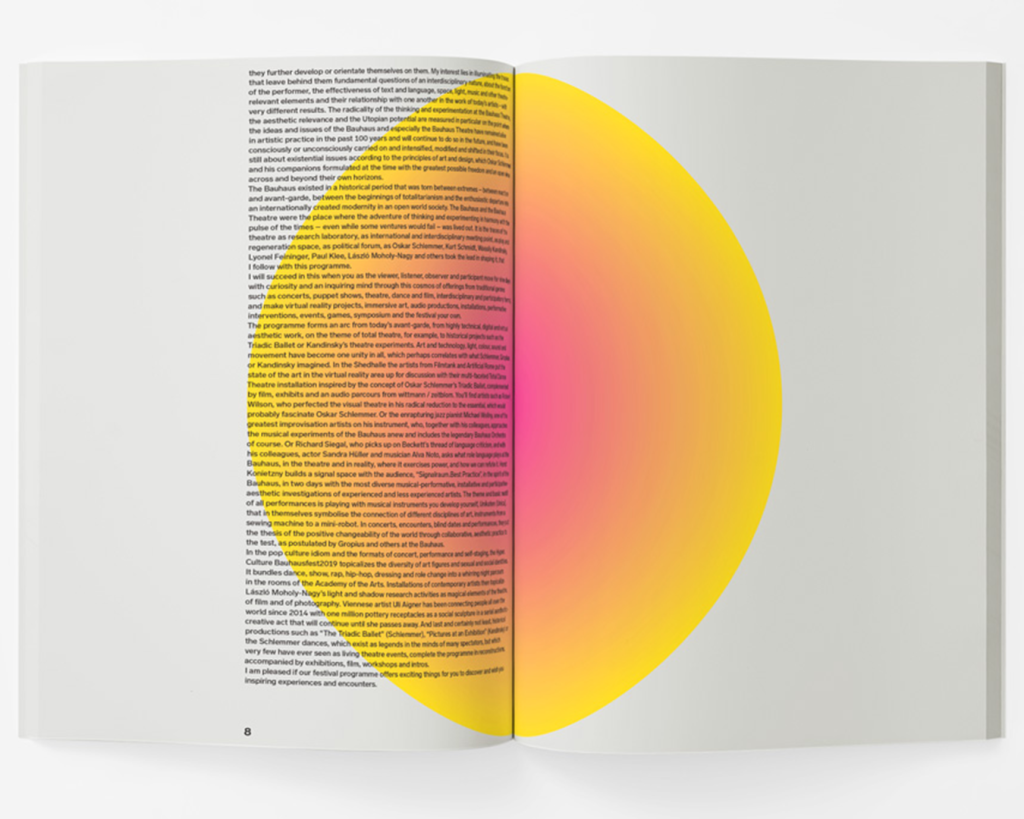 Aufgeschlagenes Programmheft