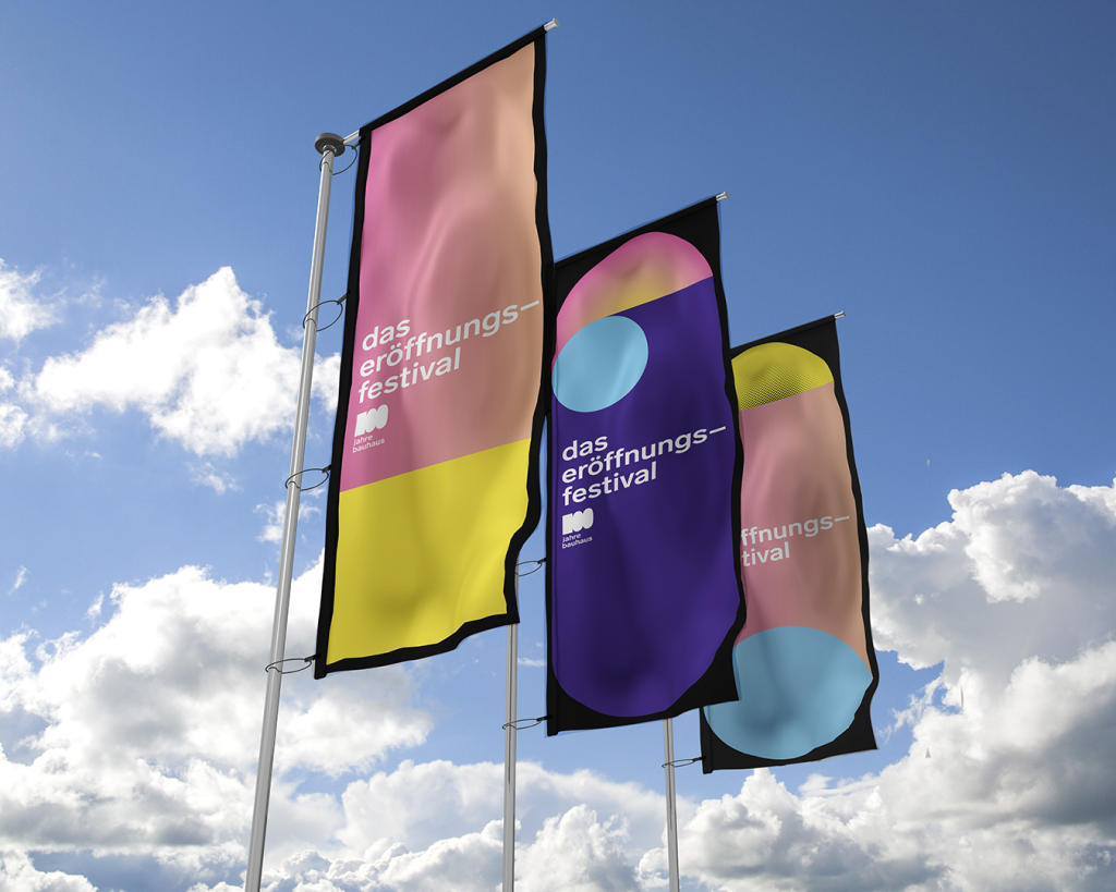 Drei Beachflags, im Hintergrund Himmel.