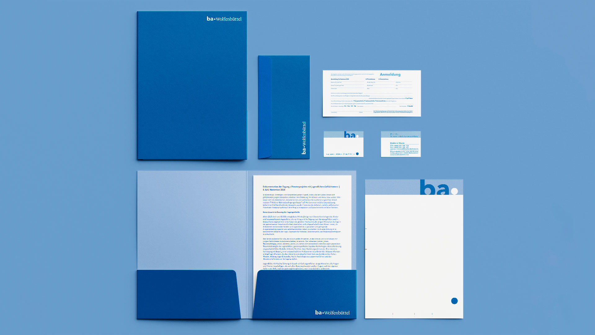 Gesamtansicht von Medien der Geschäftsausstattung der Bundesakademie Wolfenbüttel auf blauem Hintergrund. Blaue Farbwelt mit weißen Logos.