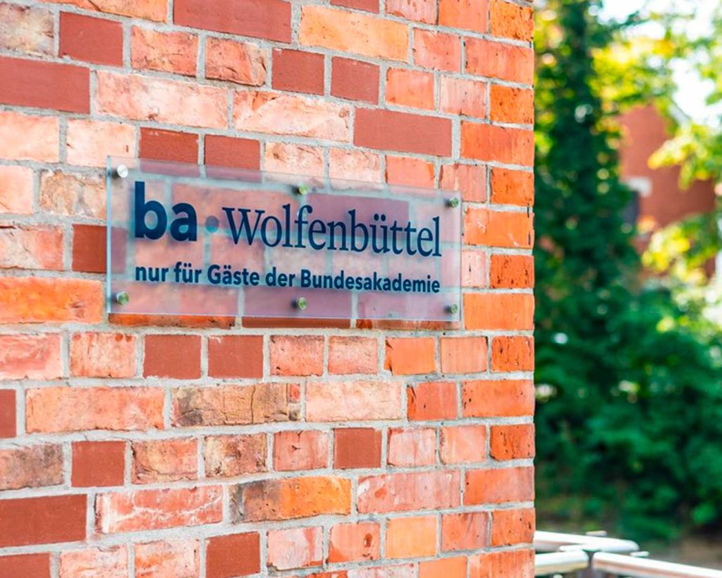 Wegeleitung Schild ba Wolfenbüttel auf roter Backsteinwand