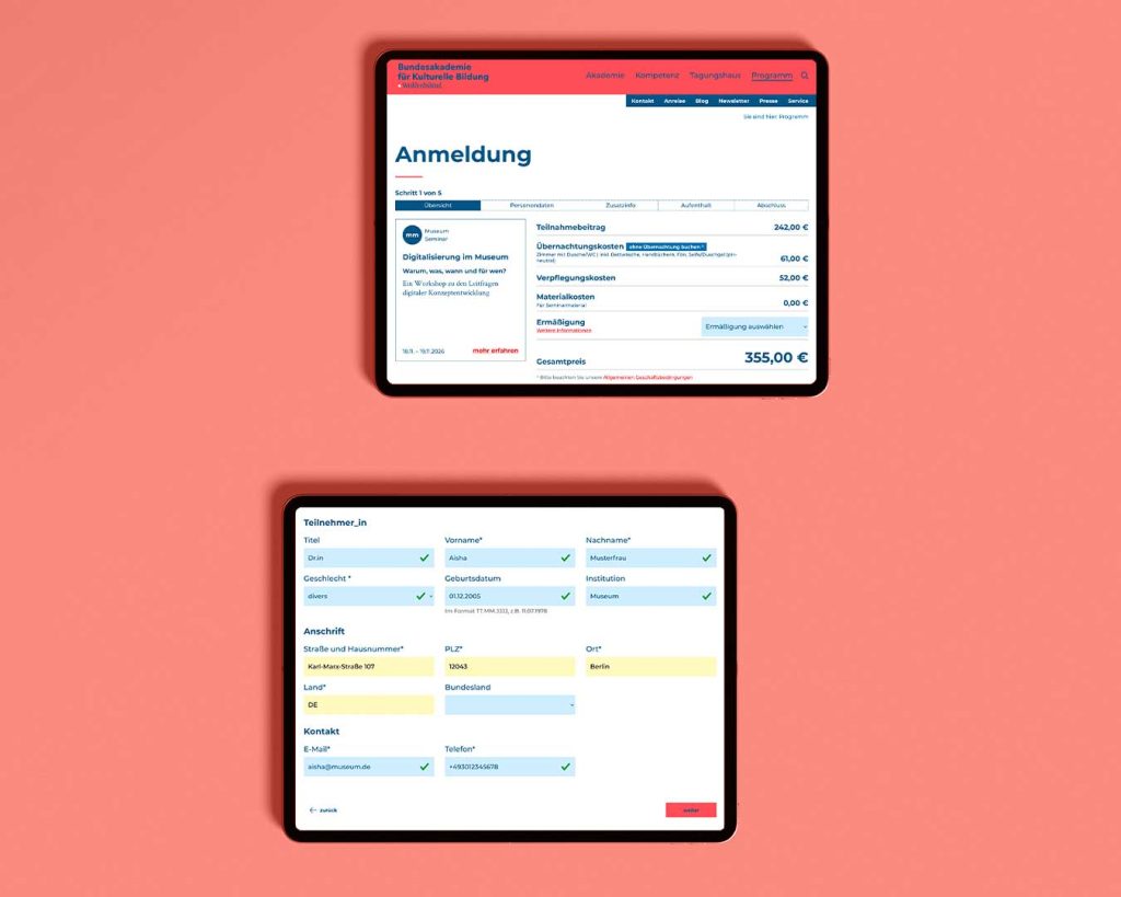 Website-Ansicht des Anmeldeprozesses für ein Seminar. Zwei Tablets übereinander. Hintergrund Koralle