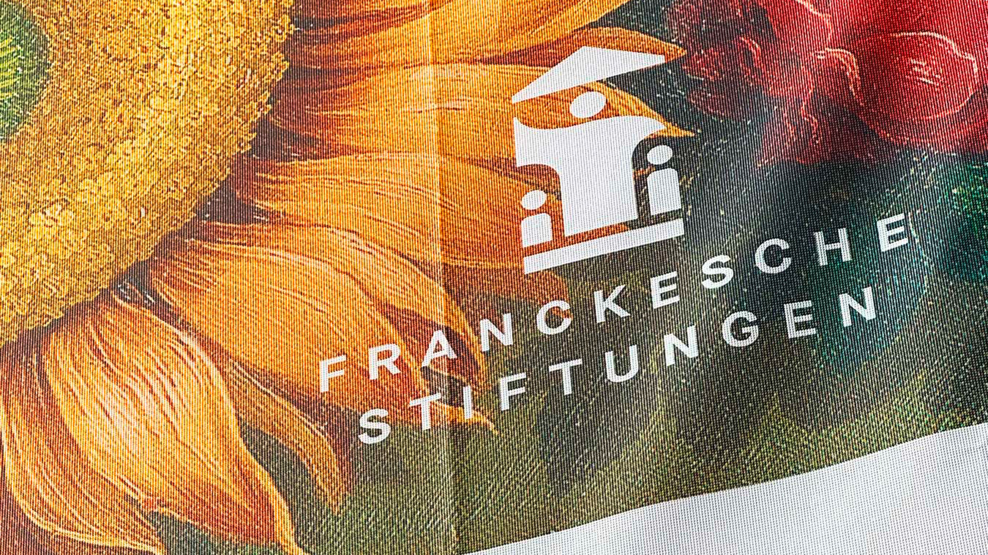 Hausbanner mit Sonnenblume und Logo: Franckesche Stiftungen