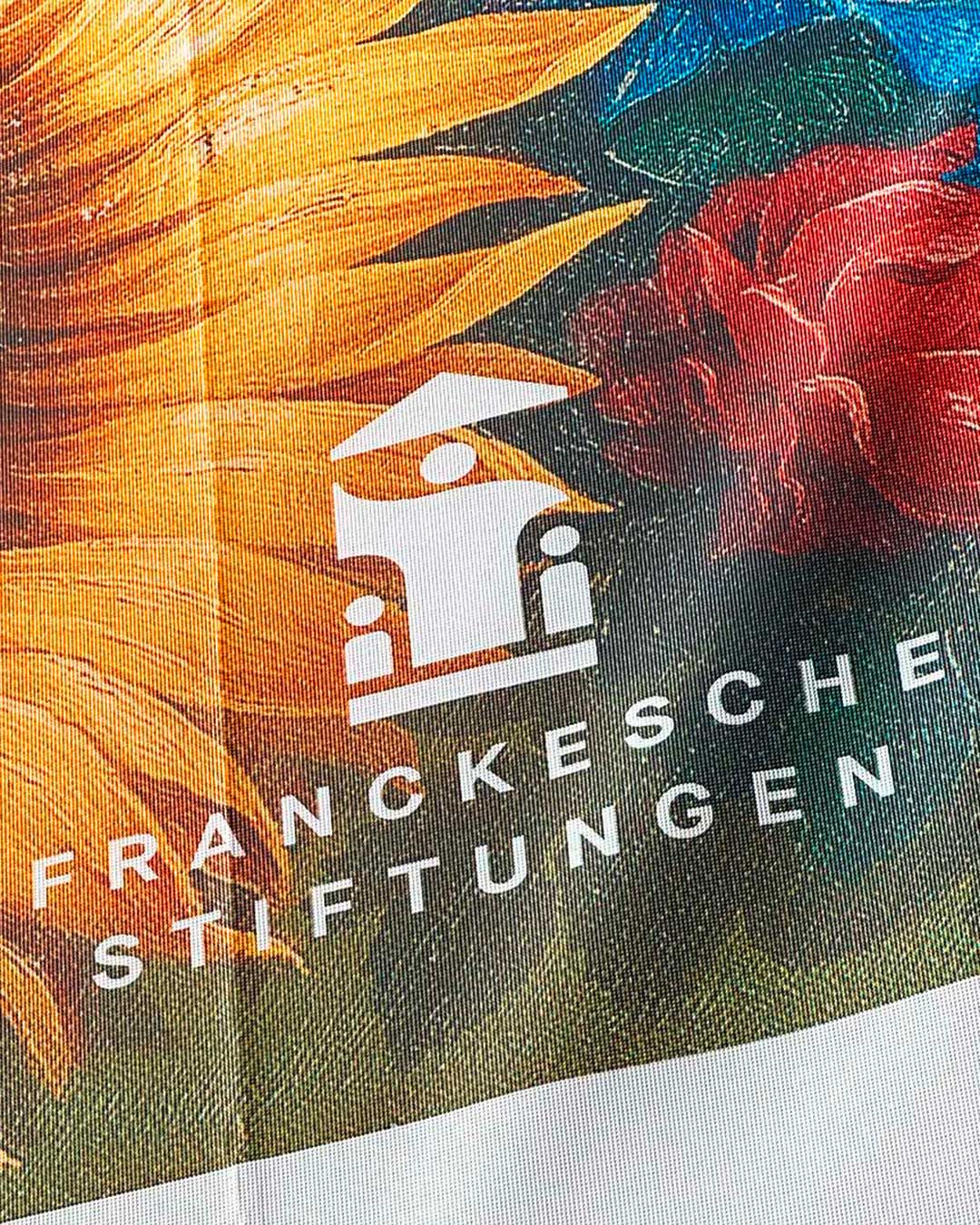 Hausbanner mit Sonnenblume und Logo: Franckesche Stiftungen