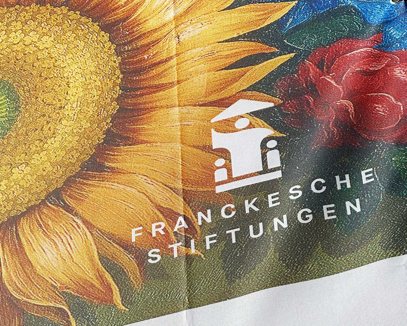 Hausbanner mit Sonnenblume und Logo: Franckesche Stiftungen