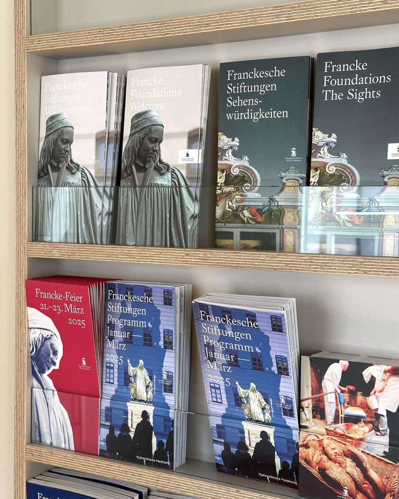 Shop-Ansicht der Franckeschen Stiftungen mit Faltblättern