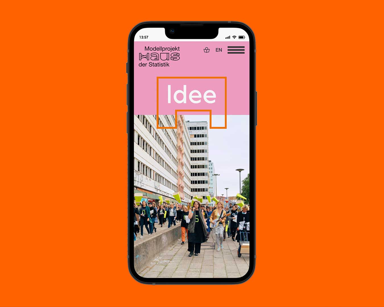 Mobilansicht der Website Haus der Statistik: Headline „Idee“ in Smartphone auf orangenem Hintergrund