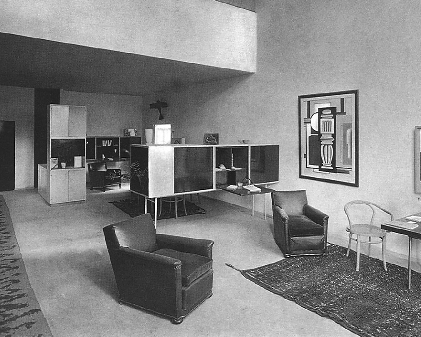 Historische Fotgrafie mit Raumansicht und einem Schrankmöbel.