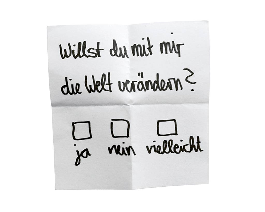 Aufgefalteter, handgeschriebener Zettel „Willst du mit mir die Welt verändern?“ und drei Kästchen zum Ankreuzen „ja“, „nein“, „vielleicht“