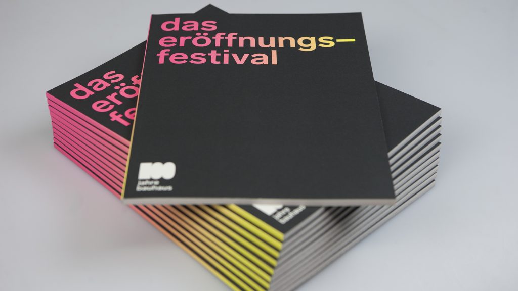 Stapel Programmhefte von oben