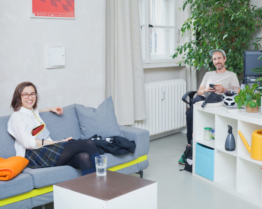 Zwei Personen sitzen sich gelassen gegenüber