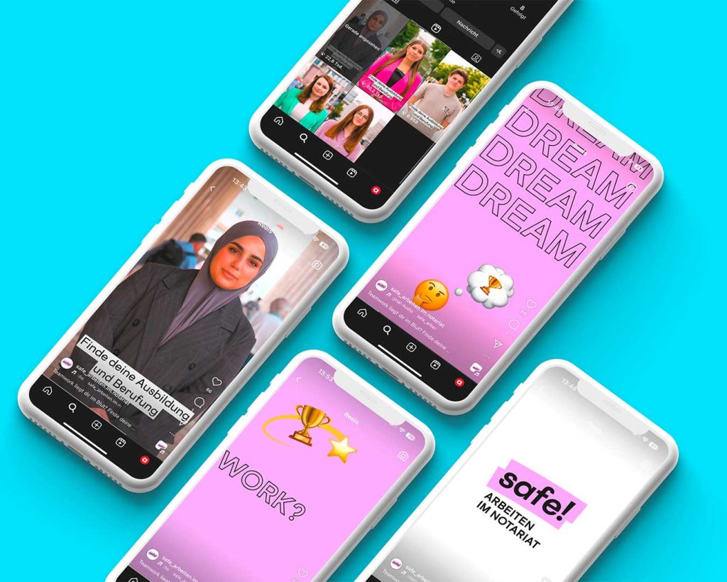 Handydisplays vor blauen Hintergrund. Sie zeigen verschiedene Ausschnitte einer Marketingkampagne für das Notariat. Junge Personen mit dem Slogan „Safe! – Arbeiten im Notariat“ und Erfahrungsberichten