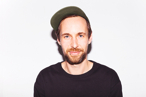 Portrait von Matthias Dübner, braunhaarige Person mit schwarzem Shirt und Cap