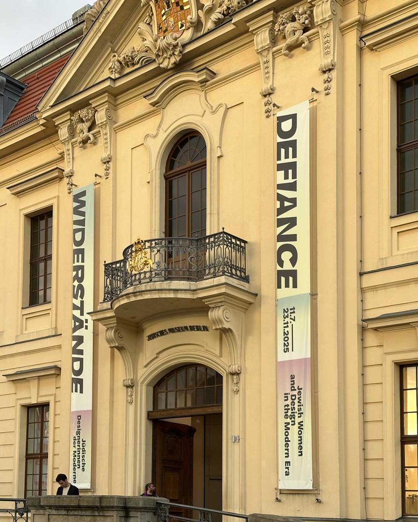 Sonnenbeleuchtete Barockfassade des Altbaus Jüdisches Museum Berlin mit Fassadenbannern zur Ausstellung Widerstände