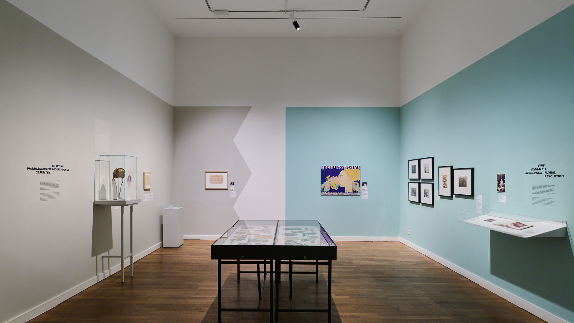 Beispielansichten von Textsorten der Ausstellungstexte auf gelbem Hintergrund