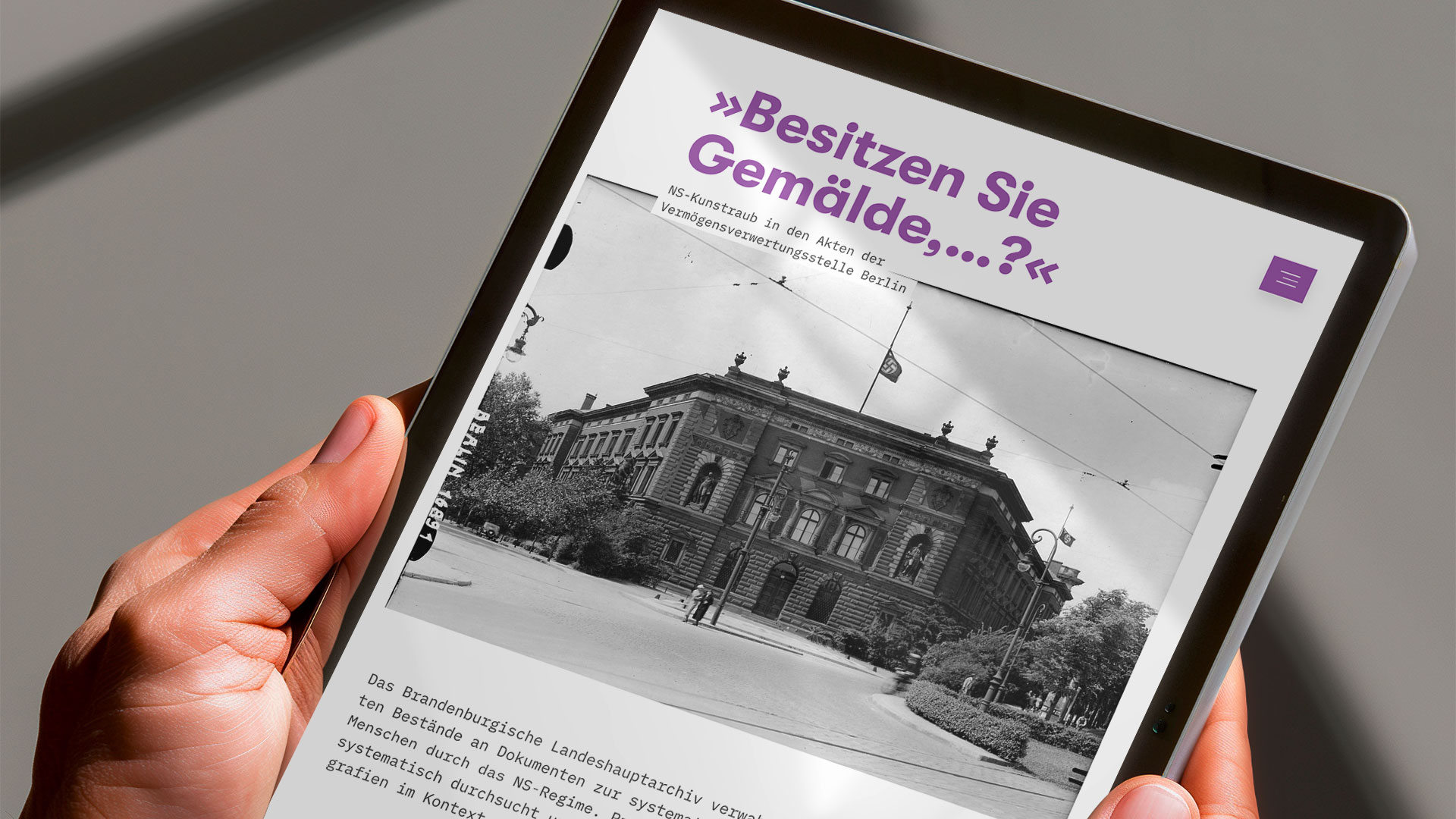 Tablet-Ansicht der Online-Ausstellung „Besitzen Sie Gemälde?“. Headline, darunter ein Verwaltungsgebäude in Schwarzweiß