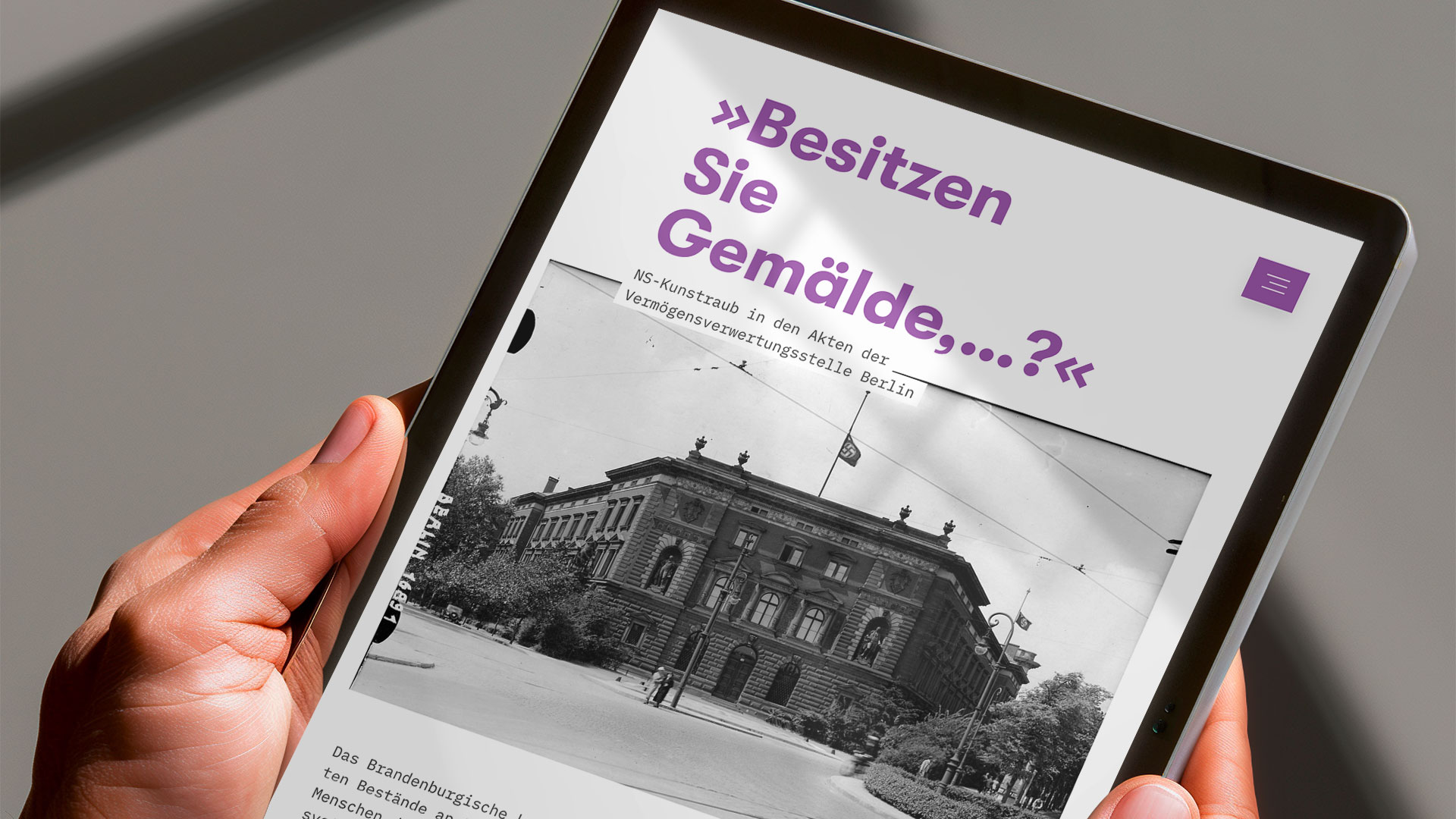 Tablet-Ansicht der Online-Ausstellung „Besitzen Sie Gemälde?“. Headline, darunter ein Verwaltungsgebäude in Schwarzweiß
