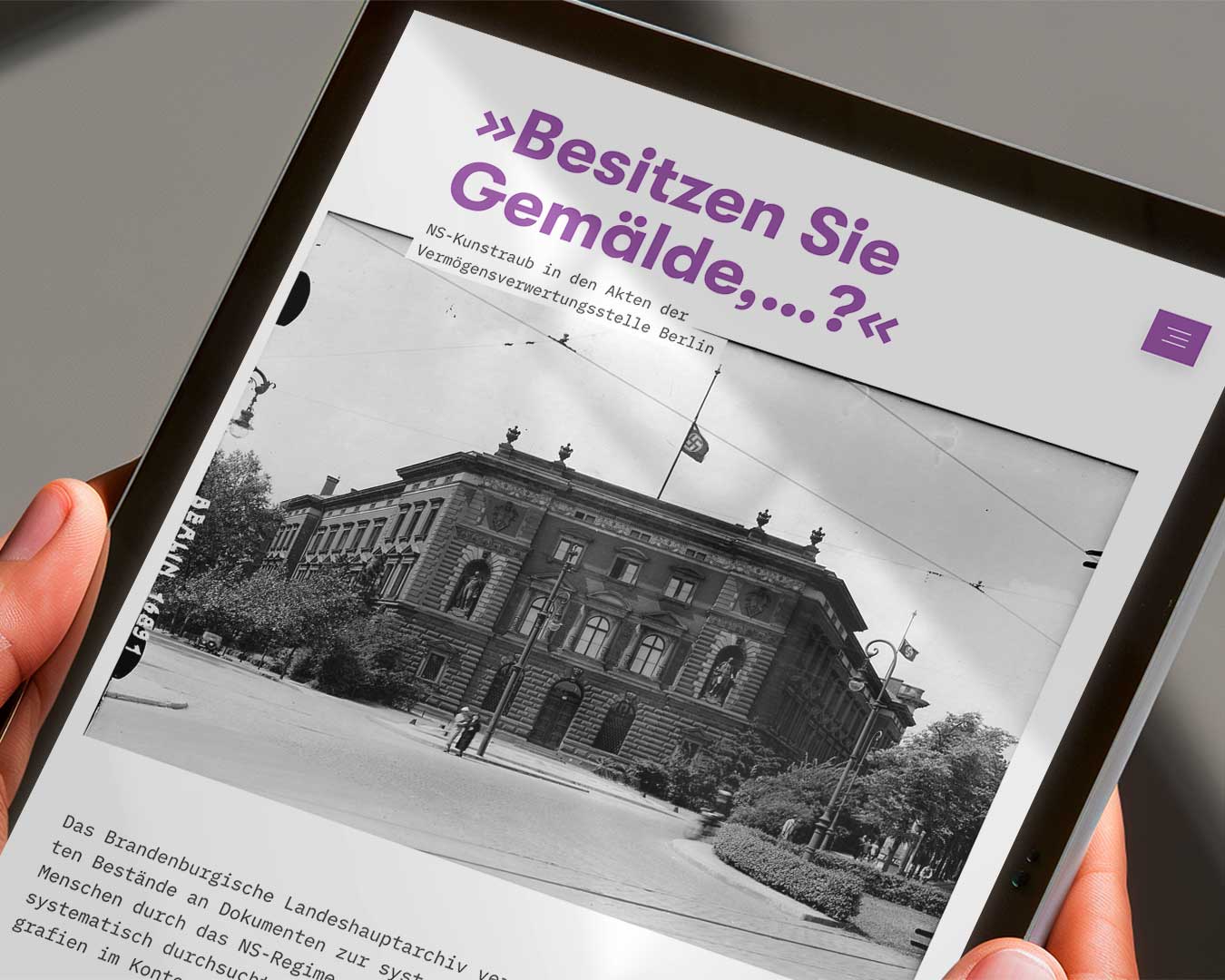 Tablet-Ansicht der Online-Ausstellung „Besitzen Sie Gemälde?“. Headline, darunter ein Verwaltungsgebäude in Schwarzweiß