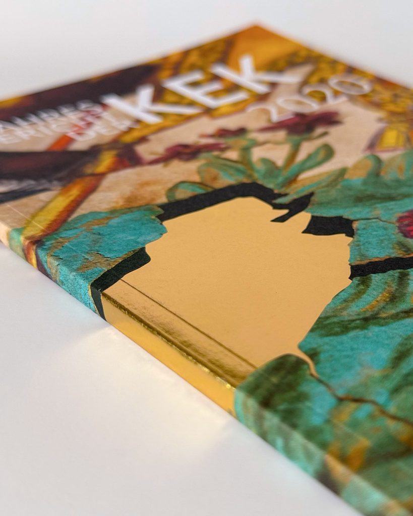 Detailaufnahme einer goldenen Heißfolienprägung am Bund eines Magazins.