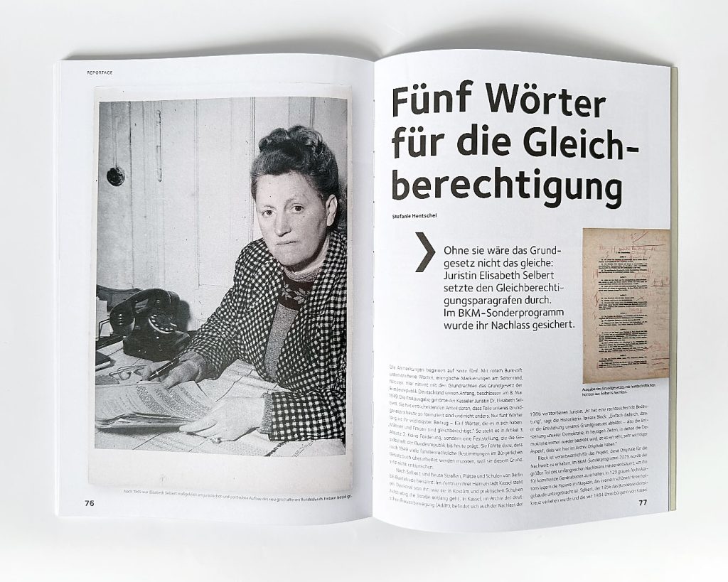 Magazin-Doppelseite mit großem Schwarzweiß-Portrait und Überschrift: Fünf Wörter für die Gleichberechtigung