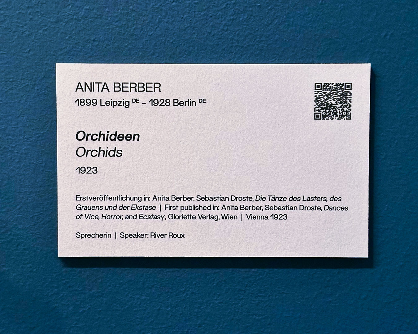 Ausstellungslabel weiß auf Petrol