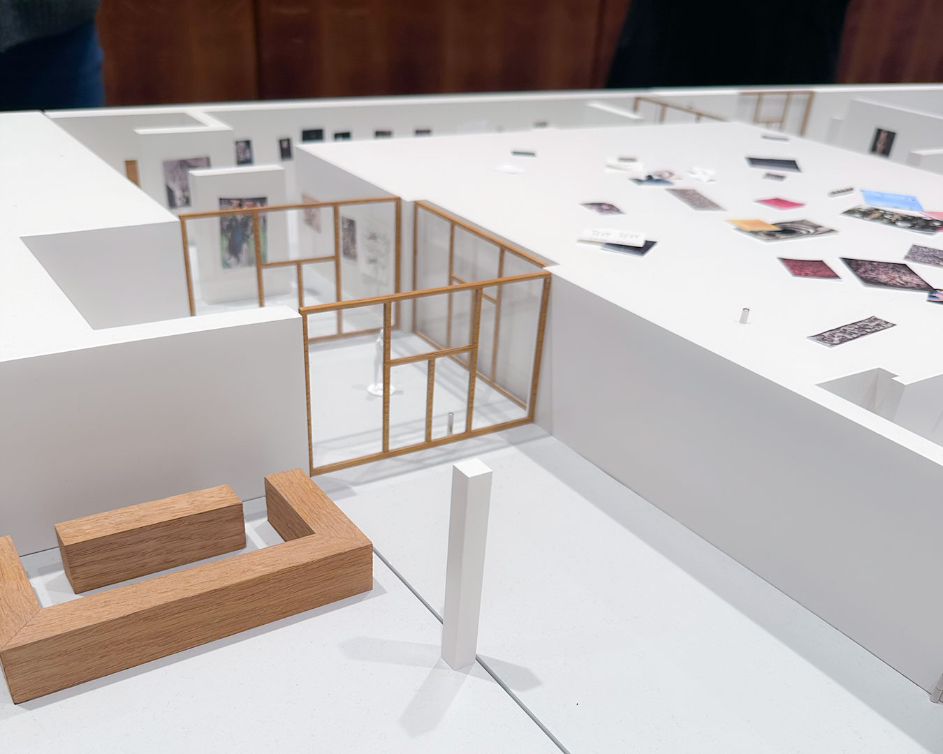 Arbeitsmodell der Neuen Nationalgalerie. Blick von schrän oben. Miniaturmodell der Innenarchitektur. Werkabbildungen sind mit Magneten befestigt.
